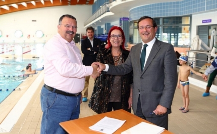 ALUNOS COM NECESSIDADES ESPECIAIS TÊM AULAS DE NATAÇÃO ADAPTADA   