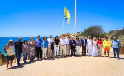 VERÃO CHEGA A ALBUFEIRA COM O HASTEAR DA BANDEIRA «QUALIDADE DE OURO 2022»