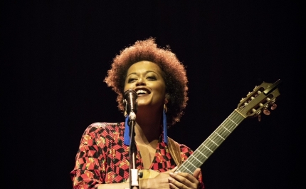 «DIZ-ME COISAS BUNITAS... PARA SARA TAVARES»: HOMENAGEM À ARTISTA CABO-VERDIANA ENCERRA FESTIVAL MED25