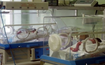 Uma centena de pessoas protesta contra fecho da maternidade de Portimão