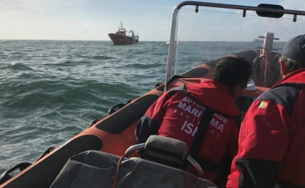 Operação de reboque de embarcação de arrasto sem propulsão
