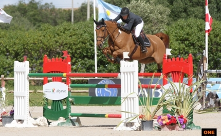 Laura Renwick vence 1.45m
