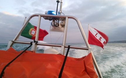 Um morto em naufrágio de barco de pesca na praia da Salema em Vila do Bispo