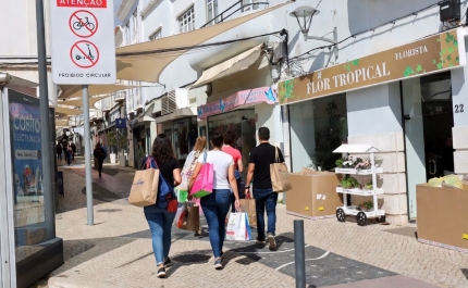 Zonas pedonais de Portimão e Alvor com novas sinalizações para uma convivência segura
