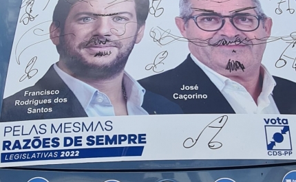 Faro: Viatura do CDS-PP queimada e vandalizada por desconhecidos