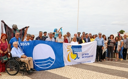 Bandeira Azul hasteada nas praias de Lagos