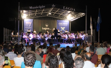 Concerto Final do Estágio de Orquestra de Lagoa Encanta Carvoeiro com Noite Inesquecível e Praça Lotada