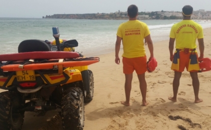 Assistência a banhista na praia da Meia Praia