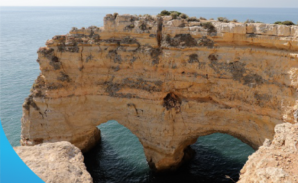 Praia da Marinha em Lagoa é um dos destinos mais românticos no dia dos namorados