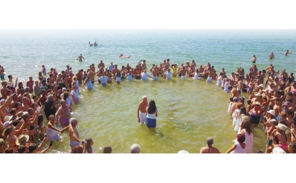 Praia da Manta Rota celebra São João da Degola com tradição do Banho Santo