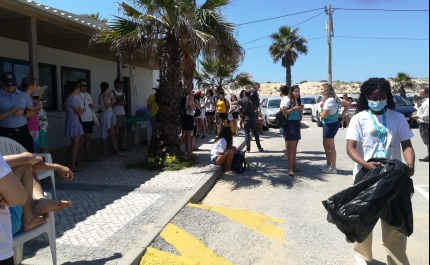 Voluntários juntam-se à Marinha na recolha de lixo nas praias de Faro e limpeza subaquática na Ilha da Culatra 