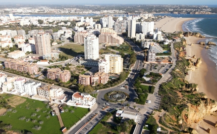 Parque de Estacionamento Rocha Prime reabre aos fins de semana e durante a época festiva