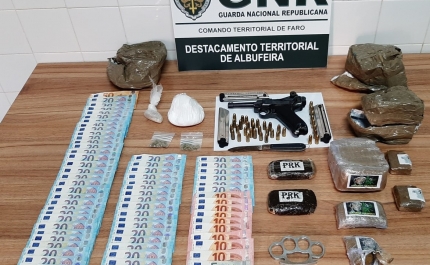 Dois detidos com mais de 2 500 doses de estupefacientes em Albufeira