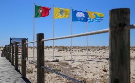 Bandeiras de qualidade ambiental hasteadas nas praias de Olhão