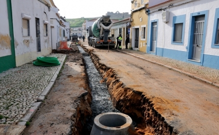 Repavimentação da Rua 25 de Abril em Castro Marim em curso 