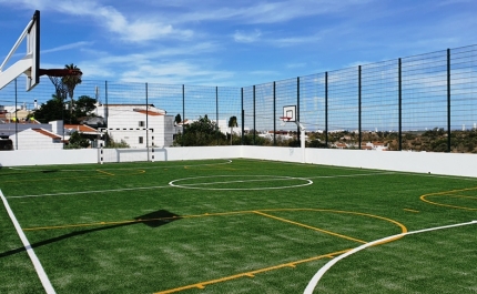  A Escola Básica de Estômbar tem um renovado campo de jogos e recreio 