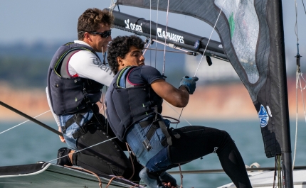 Pedro Costa e João Bolina descem um lugar no Europeu de 49er em Vilamoura