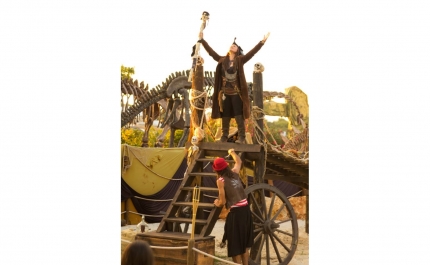 PIRATAS DO ZOOMARINE DESEMBARCAM EM ARMAÇÃO DE PÊRA