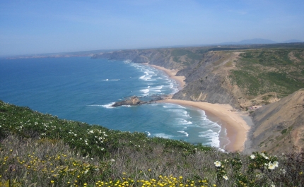 Há um «bairro de lata» com vista para o mar a nascer na Costa Alentejana