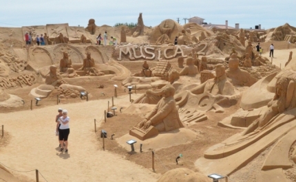 Bombeiros e televisão japonesa visitam esculturas em areia