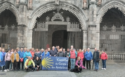 Grupo de meia centena de peregrinos da Galiza palmilha Caminho da Geira