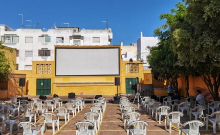 Celebração de final de Verão e início do Outono na República 14 em Olhão com concertos de João Afonso e Teresa Salgueiro.