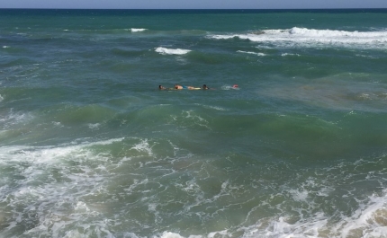 Salvamento de banhista na praia da Ilha do Farol