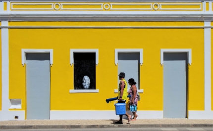 Fotografias sobre «Esperança» em tempos de Covid e imagens inspiradas nas «Cores da Viagem» compõem as próximas exposições do Museu de Portimão