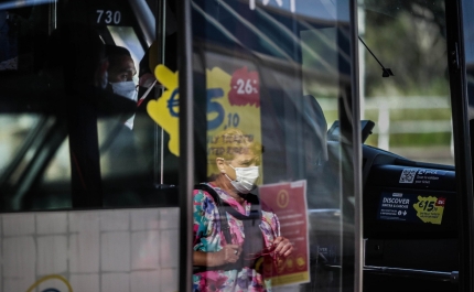 Covid-19: Máscaras deixam de ser obrigatórias na rua mas são recomendadas em aglomerados