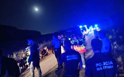 Barco com 38 migrantes desembarcou na praia da Boca do Rio no Algarve