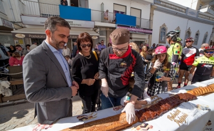 Folar gigante voltou a fazer as delícias de olhanenses e visitantes