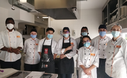 Utentes do Centro de Apoio Idosos de Portimão recebe sortido de bolos confecionados pelo 2.º ano do curso Técnico/a de Cozinha/Pastelaria do Centro DUAL 