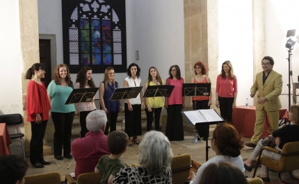 GRUPO CORAL OUTRAS VOZES APRESENTA CONCERTO PARA FAMÍLIAS NO CINE-TEATRO LOULETANO