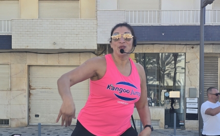 Quarteira: Zumba Kangoo Jumps celebra Dia da Mulher com alegria e energia na Praça do Mar 