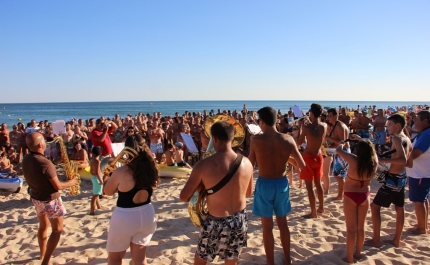 Flash Mob da Banda Musical Castromarinense surpreende Praia da Alagoa