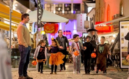 MILHARES DE PESSOAS FESTEJARAM HALLOWEEN NA BAIXA DE ALBUFEIRA