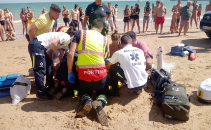 Homem salvo na praia do Alemão em Portimão