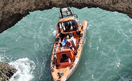 Estação Salva-vidas de Ferragudo resgata dois homens na praia do Forte em Portimão