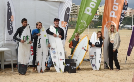 Etapa do Circuito Regional de Surf do Sul 2023 com boas ondas na Praia da Rocha