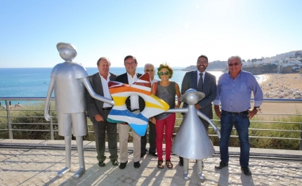 ALBUFEIRA HOMENAGEIA TURISTAS COM ESCULTURA NO PAU DA BANDEIRA