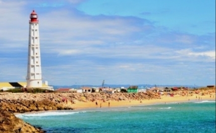 Grupo de 21 migrantes intercetado na praia da Ilha do Farol em Faro 
