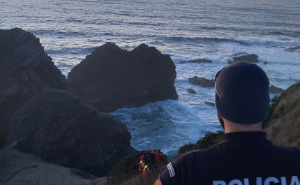 Resgatado pescador lúdico após queda numa arriba na Ponta da Atalaia em Aljezur