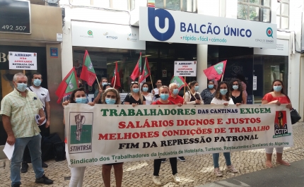 Portimão: Trabalhadores de cantinas protestam em frente à Delegação da Associação Patronal AHRESP