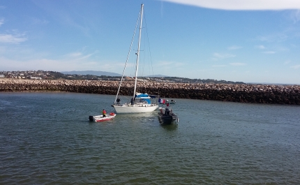 Polícia Marítima auxilia veleiro encalhado no porto de Lagos