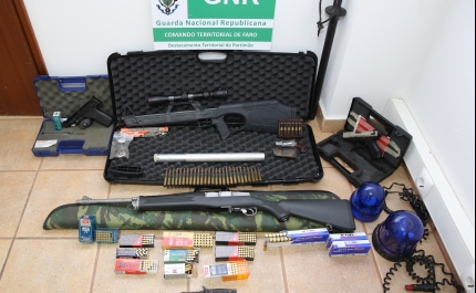 Homem detido por Violência Doméstica em Algoz tinha diversas armas em casa