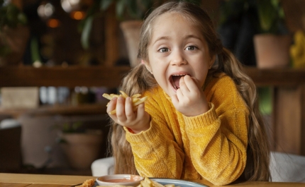 Alimentos com que as crianças se podem engasgar: guia completo