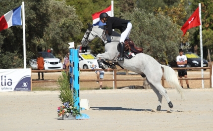 Darragh Kenny triunfou no Grande Prémio do CSI2* do Vilamoura Champions Tour 2015