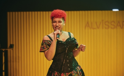 Auto das Anfitriãs viaja por 7 concelhos do país até ao final do ano, com projeto Próxima Cena