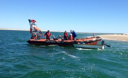 Marinha resgata três pessoas de embarcação virada a sul da barra de Olhão