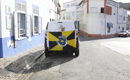 Presidente da Câmara de Lagoa entregou uma carrinha para transporte de utentes à Santa Casa da Misericórdia de Estômbar